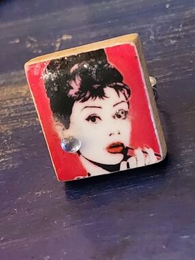 💄Vintage-Inspired Audrey Hepburn Wooden Adjustable Ring - Red Background
